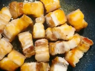 7、红烧肉,放入五花肉翻炒上色