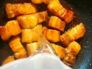 8、红烧肉,加生抽，加水没过五花肉