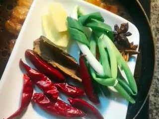 9、红烧肉,加葱姜，料酒，八角，桂皮，干辣椒