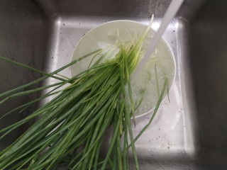 1、葱油蒸蟹,葱清洗净