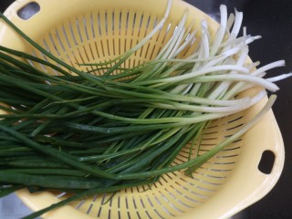 2、葱油蒸蟹,沥干水