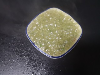 8、葱油蒸蟹,取用一半热油浇成油泼葱花