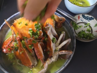 22、葱油蒸蟹,再随意撒均一半葱花
