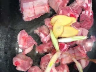 1、可乐排骨,准备新鲜排骨冷水下锅加葱姜，料酒