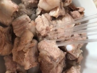 2、可乐排骨,煮出血沫捞出冲洗干净控干水分