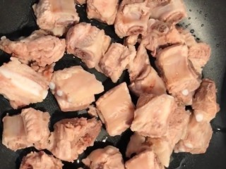 3、可乐排骨,起锅烧油下入排骨煎至两面金黄