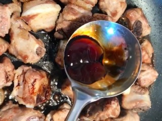 4、可乐排骨,放生抽，老抽，耗油翻炒