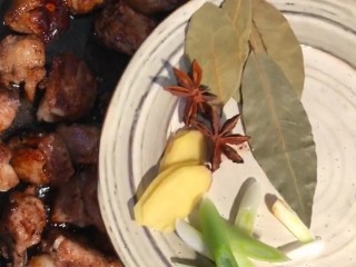 5、可乐排骨,加入葱姜，八角，桂皮，香叶