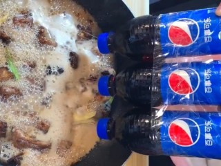 6、可乐排骨,倒入一罐可乐