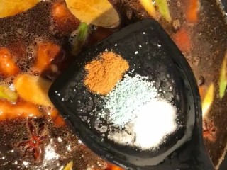 7、可乐排骨,再加适量清水没过排骨，加盐，鸡精，十三香调味