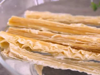 1、凉拌腐竹好吃的秘诀,看一遍就懂,两分钟就能上桌!,腐竹清水泡软备用