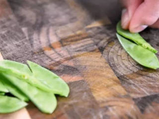 2、凉拌腐竹好吃的秘诀,看一遍就懂,两分钟就能上桌!,.荷兰豆洗净，去老筋，切半备用 