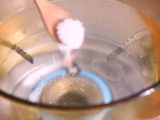 4、凉拌腐竹好吃的秘诀,看一遍就懂,两分钟就能上桌!,沸水中加入盐、色拉油，再下腐竹、荷兰豆焯水 