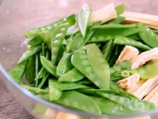 5、凉拌腐竹好吃的秘诀,看一遍就懂,两分钟就能上桌!,断生后依次过凉水，沥干备用