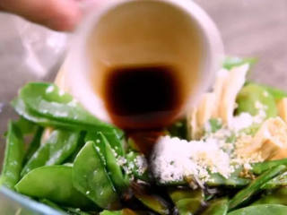 7、凉拌腐竹好吃的秘诀,看一遍就懂,两分钟就能上桌!,.碗中加入糖、鸡精、香醋、生抽、辣椒油，拌匀