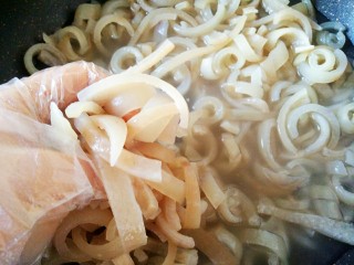 5、原汁皮冻,加食用盐和温热水，反复搓洗，大约3-4次，洗净控水