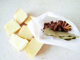 6、原汁皮冻,准备调料包：花椒八角香叶，生姜