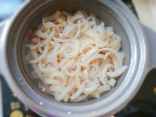 7、原汁皮冻,猪皮入砂锅，加足冷水