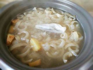 9、原汁皮冻,大火煮开，转中小火慢炖煮2小时