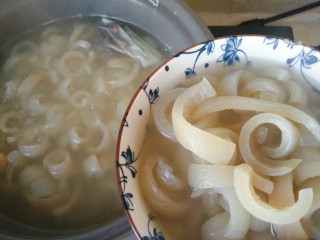 10、原汁皮冻,煮好后，捞出