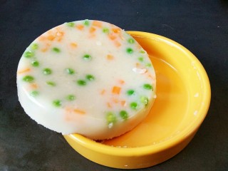 15、原汁皮冻,自然放凉后，冷藏至定型凝固