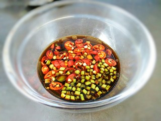 17、原汁皮冻,调一碗料汁：生抽，陈醋，白糖，辣椒油，芝麻油，小米辣，香菜末