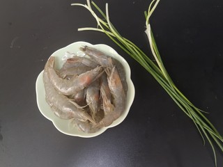 1、红烧虾,食材备好
