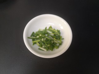 2、红烧虾,葱洗净切小段