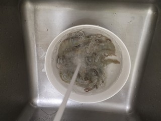 3、红烧虾,虾流动水清洗干净
