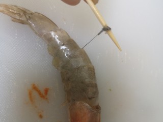 5、红烧虾,用牙签把虾肠挑出