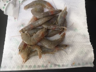 7、红烧虾,虾全处理好