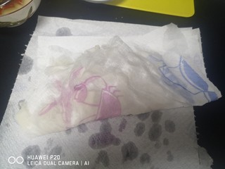 8、红烧虾,厨房纸吸干水份备用(避免遇油溅出受伤)