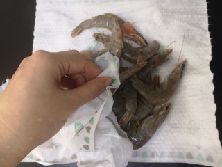 9、红烧虾,尽量每只无水份