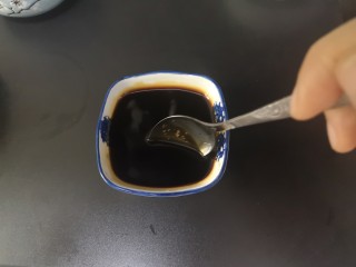 10、红烧虾,调酱汁:生抽+盐+白砂糖+料酒+水+生抽+老抽调均尽量把砂糖化开。备用(生抽色重不要多以免影响买相)