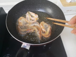 12、红烧虾,油温升高小心放虾入油锅内炸