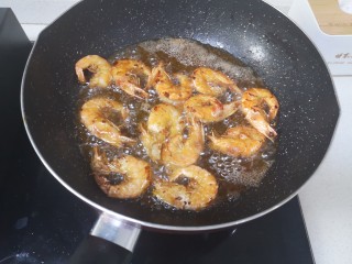 13、红烧虾,炸至虾金黄带小许焦皮酥虾熟,立即关火