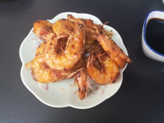 14、红烧虾,捞出炸好的虾