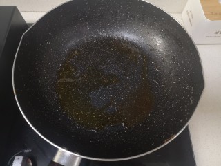 15、红烧虾,锅内留2勺油约10g,开火油温升高