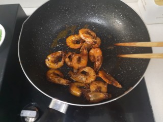 16、红烧虾,放入炸好的虾炒4-6下。立即转中火