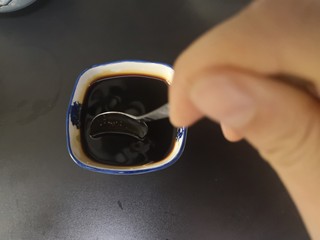 17、红烧虾,把准备好的酱汁再搅拌均匀