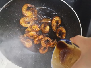 18、红烧虾,从锅的边绕圈倒入入调好的酱汁,