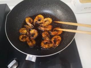 19、红烧虾,大炒炒均匀,上色