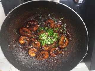 21、红烧虾,加入葱花,翻炒几下