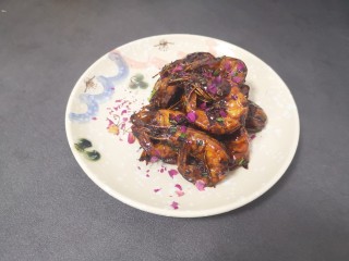 23、红烧虾,撒丢丢玫瑰花瓣点缀(不放也行)
