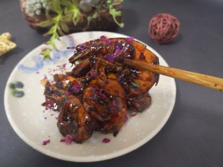 25、红烧虾,吃上一口酥香甜中带咸。连虾壳都可以吃掉哦