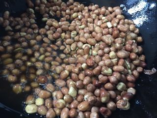 5、醋泡花生米,小火翻炒至花生稍微发光，记得不停的翻炒，以免受热不均匀会焦还会影响口感