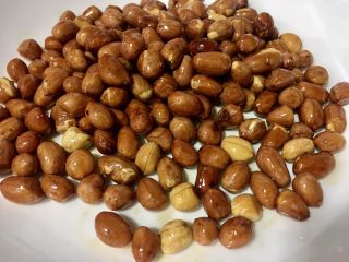 6、醋泡花生米,花色米炒好后盛出冷却备用