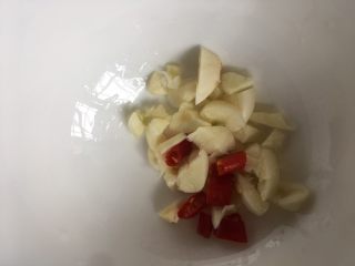 8、醋泡花生米,碗里放入大蒜头和小米椒圈