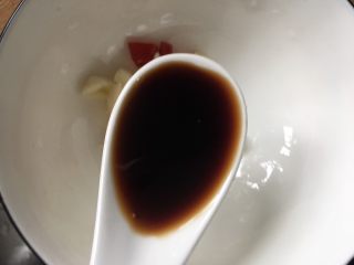 9、醋泡花生米,加入4勺陈醋