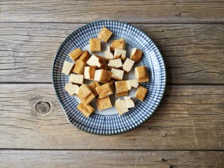 2、花生米拌豆腐干,豆腐干切小方丁。